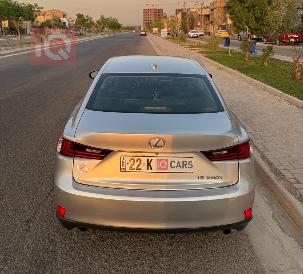 لكزس IS